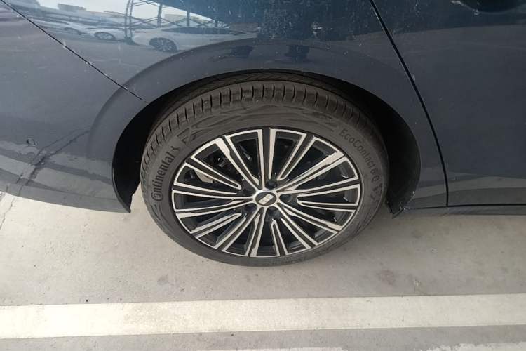 Used Geely Galaxy A7 2025 Model EM-i 150km Starship Edition Right Rear Wheel Hub