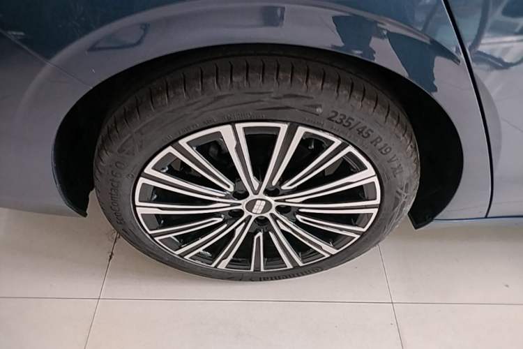 Used Geely Galaxy A7 2025 Model EM-i 150km Starship Edition Right Rear Wheel Hub