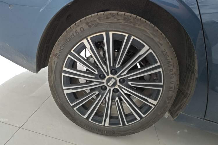 Used Geely Galaxy A7 2025 Model EM-i 150km Starship Edition Right Rear Wheel Hub