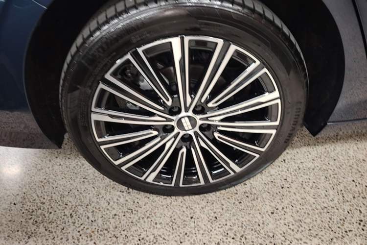 Used Geely Galaxy A7 2025 Model EM-i 150km Starship Edition Right Rear Wheel Hub