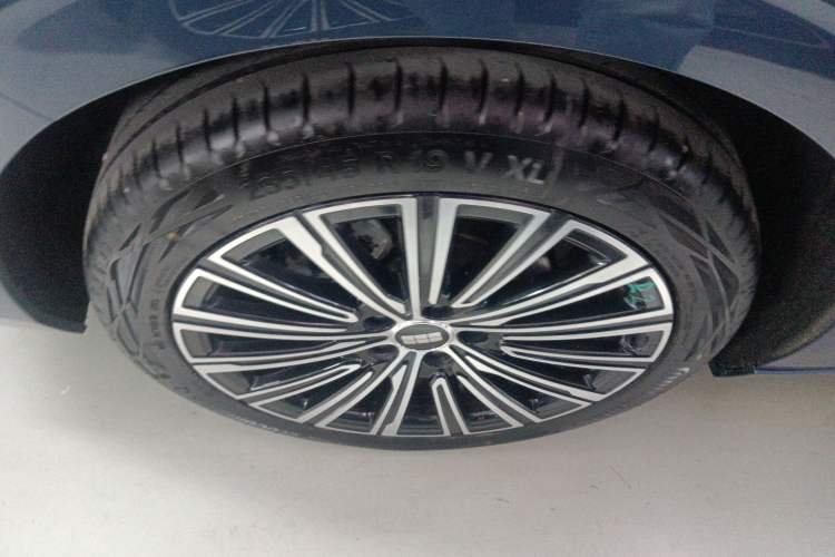 Used Geely Galaxy A7 2025 Model EM-i 150km Starship Edition Right Rear Wheel Hub