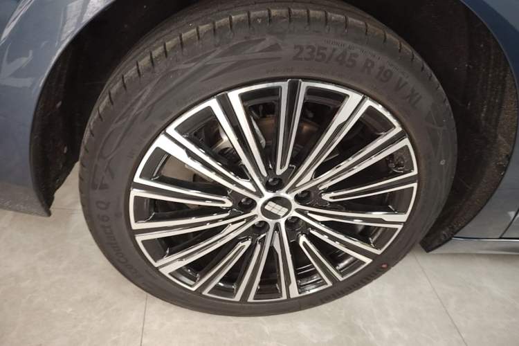 Used Geely Galaxy A7 2025 Model EM-i 150km Starship Edition Right Rear Wheel Hub