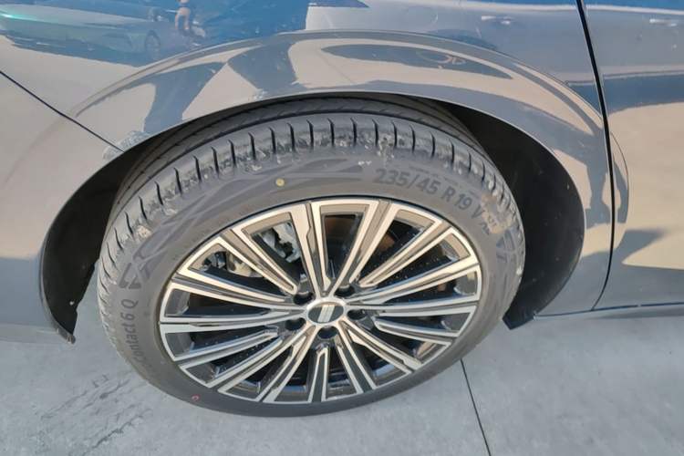 Used Geely Galaxy A7 2025 Model EM-i 150km Starship Edition Right Rear Wheel Hub