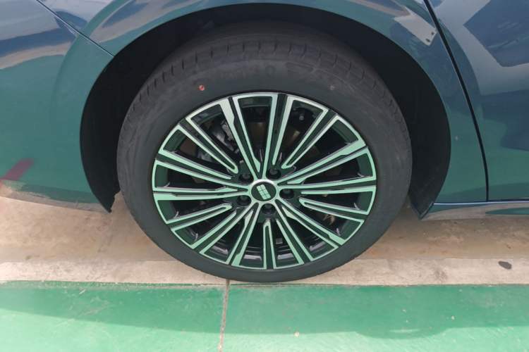 Used Geely Galaxy A7 2025 Model EM-i 150km Starship Edition Right Rear Wheel Hub