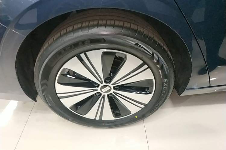 Used Geely Galaxy A7 2025 Model EM-i 150km Exploration+ Edition Right Rear Wheel Hub