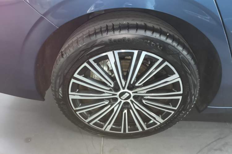 Used Geely Galaxy A7 2025 Model EM-i 150km Starship Edition Right Rear Wheel Hub