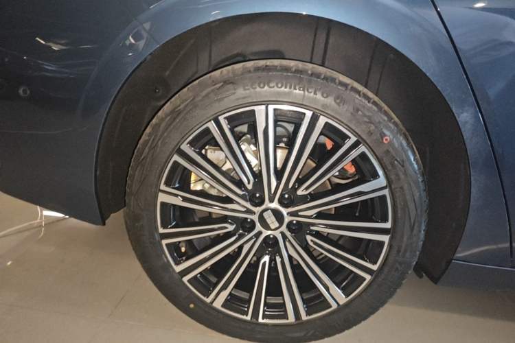 Used Geely Galaxy A7 2025 Model EM-i 150km Starship Edition Right Rear Wheel Hub