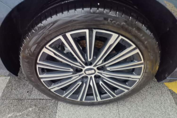 Used Geely Galaxy A7 2025 Model EM-i 150km Starship Edition Right Rear Wheel Hub