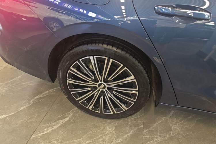 Used Geely Galaxy A7 2025 Model EM-i 150km Starship Edition Right Rear Wheel Hub