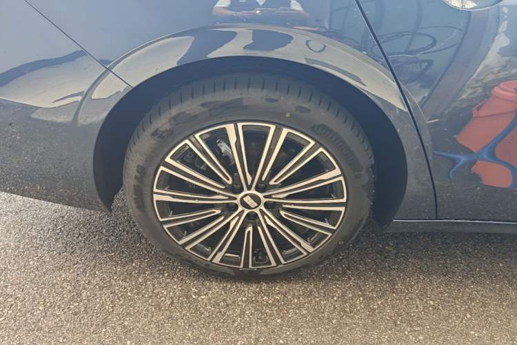 Used Geely Galaxy A7 2025 Model EM-i 150km Starship Edition Right Rear Wheel Hub