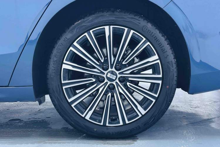 Used Geely Galaxy A7 2025 Model EM-i 150km Starship Edition Right Rear Wheel Hub