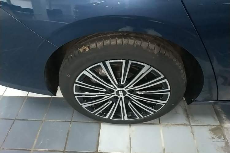 Used Geely Galaxy A7 2025 Model EM-i 150km Starship Edition Right Rear Wheel Hub