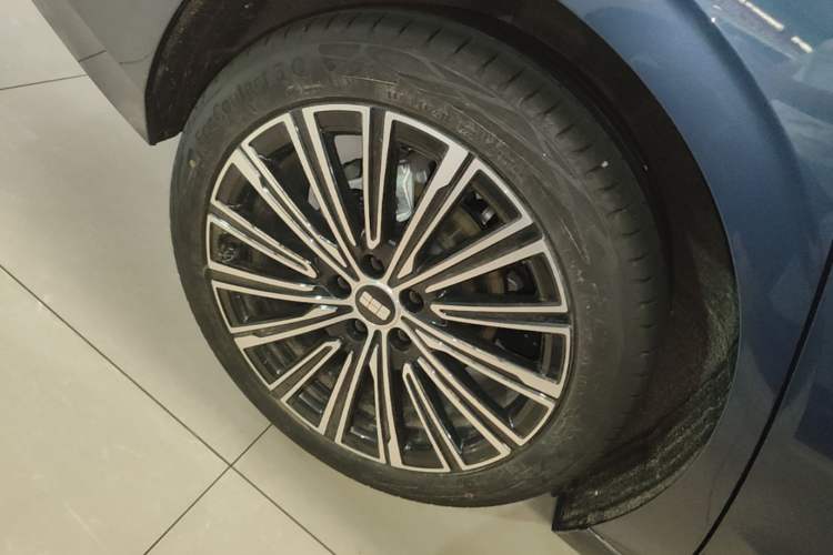 Used Geely Galaxy A7 2025 Model EM-i 150km Starship Edition Right Rear Wheel Hub