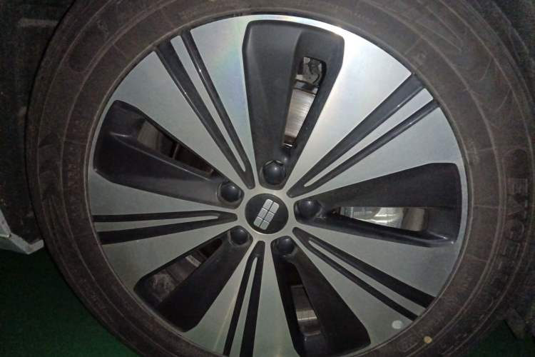 Used Geely Galaxy A7 2025 Model EM-i 150km Exploration+ Edition Right Front Wheel Hub