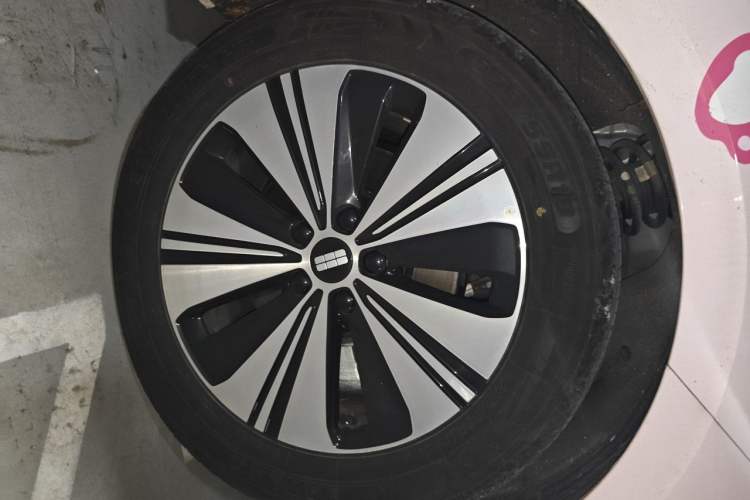 Used Geely Galaxy A7 2025 Model EM-i 150km Exploration+ Edition Right Front Wheel Hub
