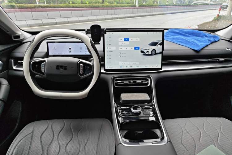 Used Geely Galaxy A7 2025 Model EM-i 70km Launch Edition Center Console