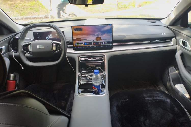 Used Geely Galaxy A7 2025 Model EM-i 70km Luxury Edition Center Console