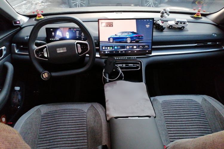Used Geely Galaxy A7 2025 Model EM-i 70km Luxury Edition Center Console