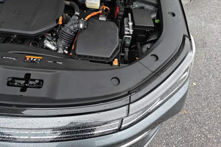 Used Geely Galaxy A7 2025 Model EM-i 70km Launch Edition Engine Bay Left