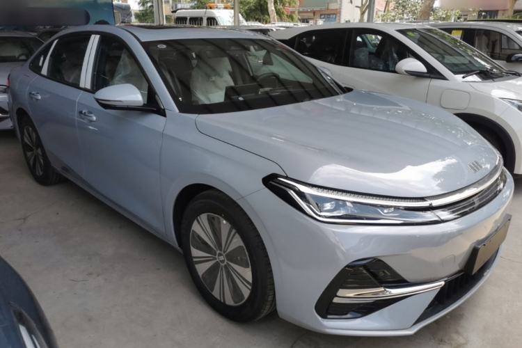 Used Geely Galaxy A7 2025 Model EM-i 150km Prestige Edition Front Right 45 Deg