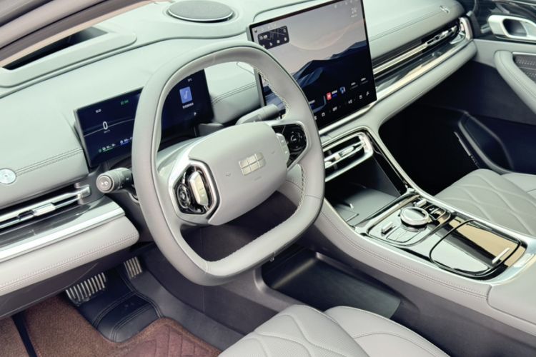 Used Geely Galaxy A7 2025 Model EM-i 150km Starship Edition Interior 7