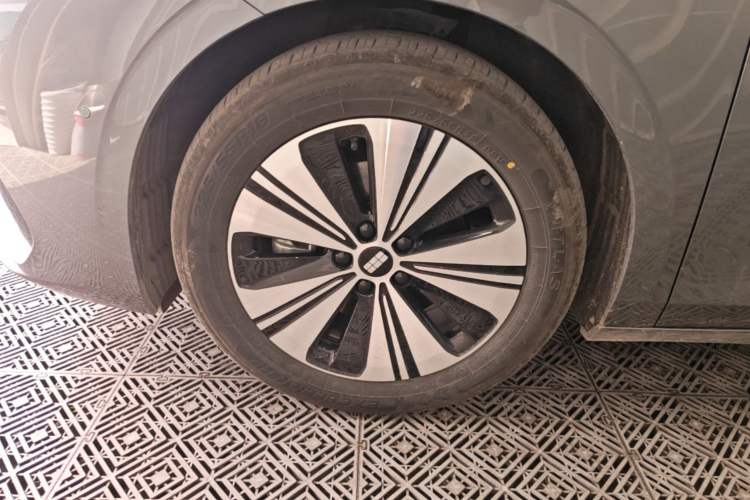 Used Geely Galaxy A7 2025 Model EM-i 150km Exploration+ Edition Left Front Wheel Hub