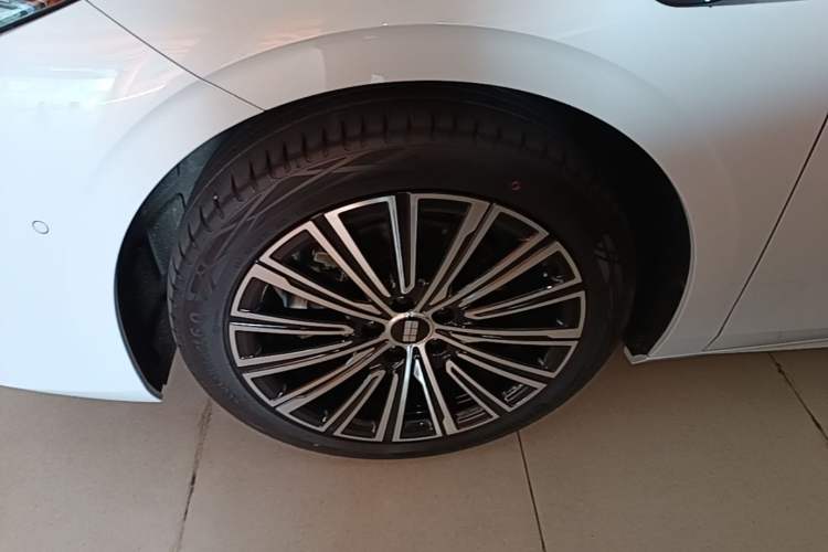 Used Geely Galaxy A7 2025 Model EM-i 150km Starship Edition Left Front Wheel Hub