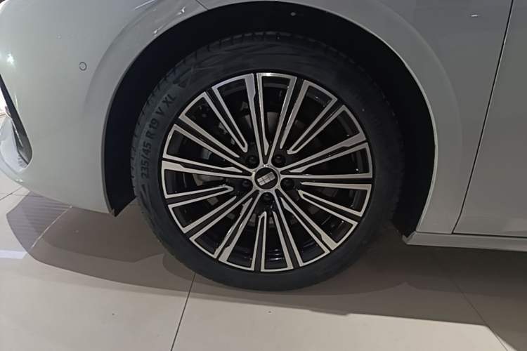 Used Geely Galaxy A7 2025 Model EM-i 150km Starship Edition Left Front Wheel Hub
