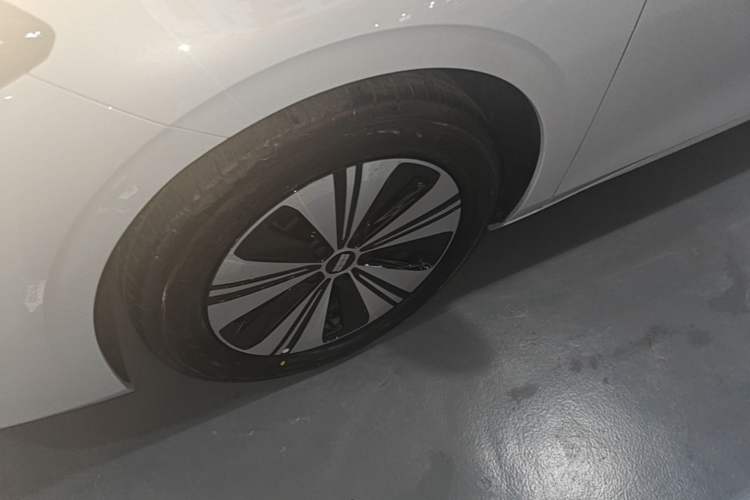 Used Geely Galaxy A7 2025 Model EM-i 150km Prestige Edition Left Front Wheel Hub