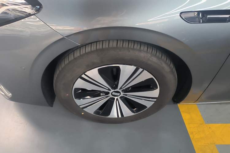 Used Geely Galaxy A7 2025 Model EM-i 150km Exploration+ Edition Left Front Wheel Hub