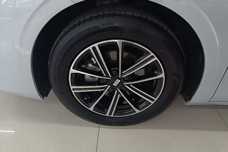 Used Geely Galaxy A7 2025 Model EM-i 70km Luxury Edition Left Front Wheel Hub