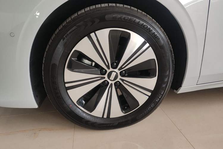 Used Geely Galaxy A7 2025 Model EM-i 150km Exploration+ Edition Left Front Wheel Hub