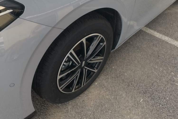 Used Geely Galaxy A7 2025 Model EM-i 70km Exploration Edition Left Front Wheel Hub