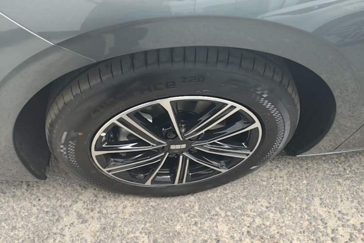 Used Geely Galaxy A7 2025 Model EM-i 70km Luxury Edition Left Front Wheel Hub