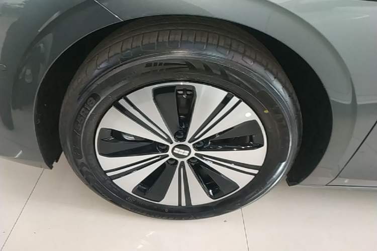 Used Geely Galaxy A7 2025 Model EM-i 150km Exploration+ Edition Left Front Wheel Hub