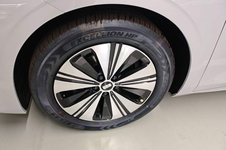 Used Geely Galaxy A7 2025 Model EM-i 150km Exploration+ Edition Left Front Wheel Hub