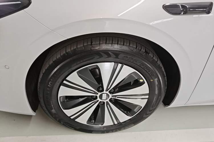 Used Geely Galaxy A7 2025 Model EM-i 150km Exploration+ Edition Left Front Wheel Hub