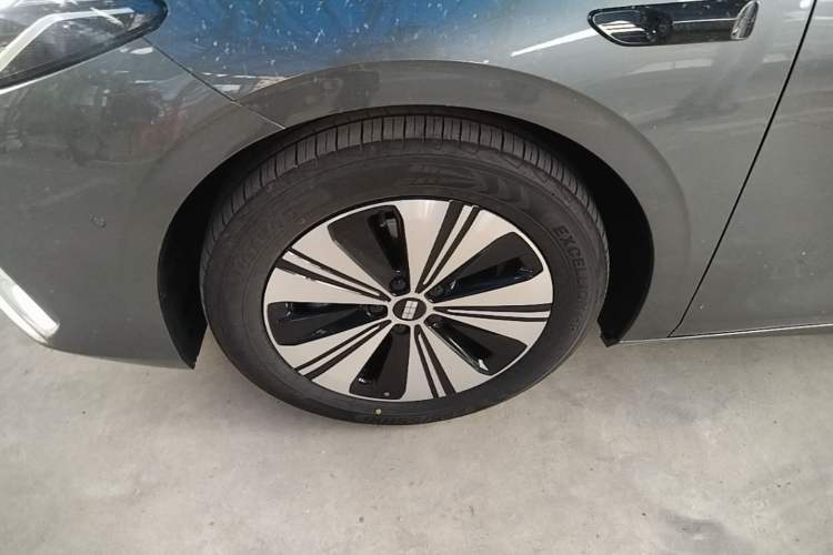 Used Geely Galaxy A7 2025 Model EM-i 150km Exploration+ Edition Left Front Wheel Hub