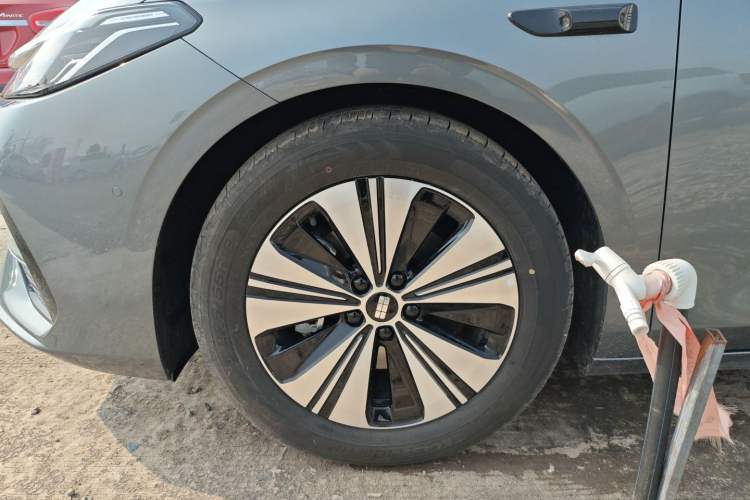 Used Geely Galaxy A7 2025 Model EM-i 150km Exploration+ Edition Left Front Wheel Hub