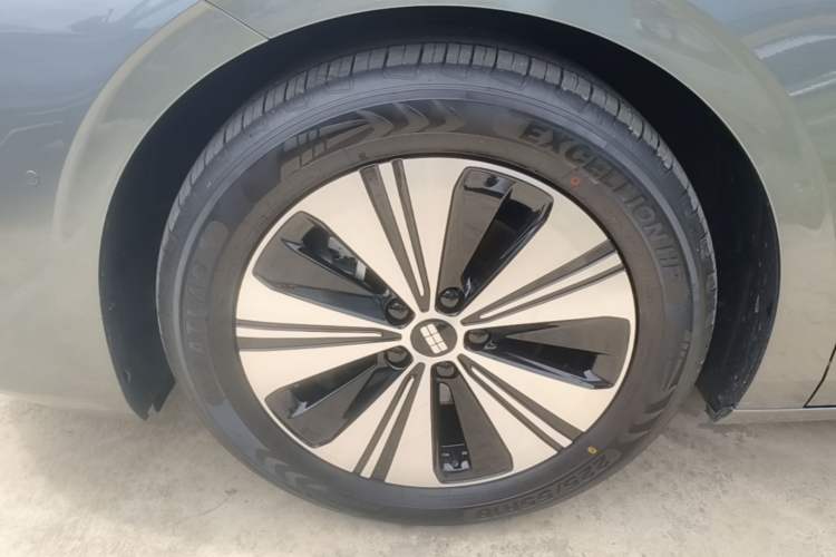 Used Geely Galaxy A7 2025 Model EM-i 150km Exploration+ Edition Left Front Wheel Hub