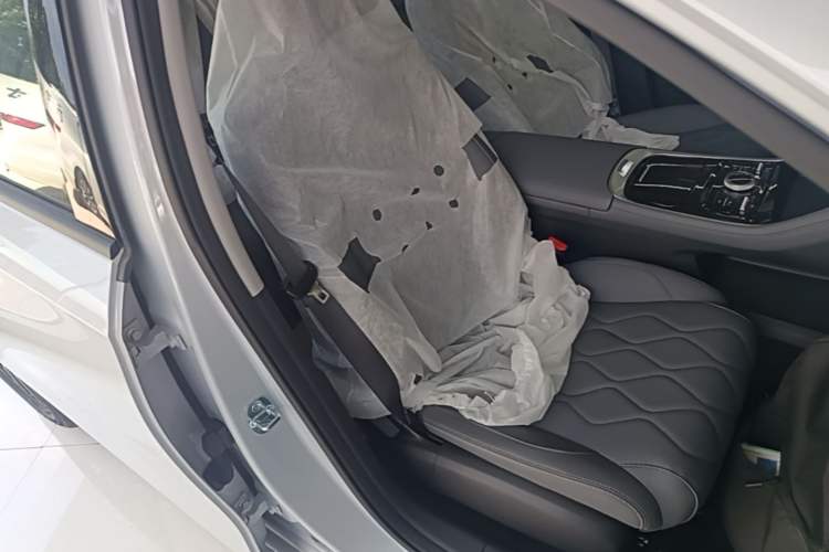 Used Geely Galaxy A7 2025 Model EM-i 70km Launch Edition Right Front Seat