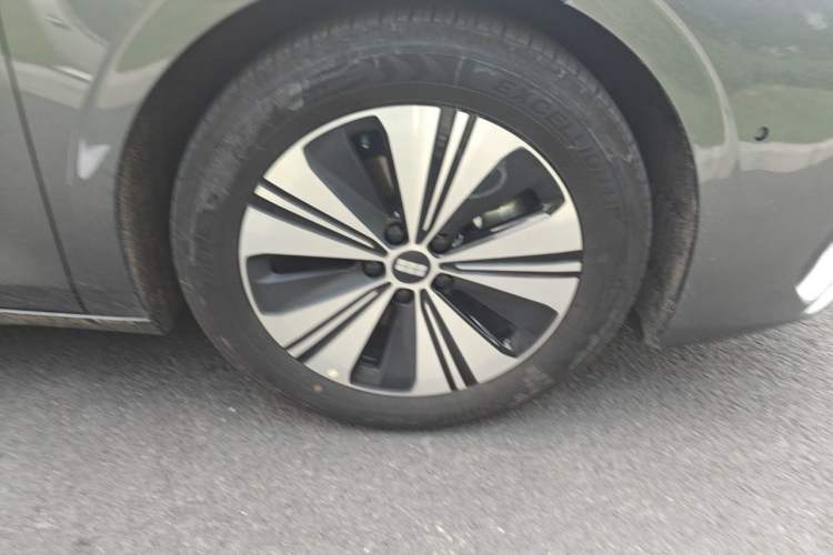 Used Geely Galaxy A7 2025 Model EM-i 150km Exploration+ Edition Right Front Wheel Hub