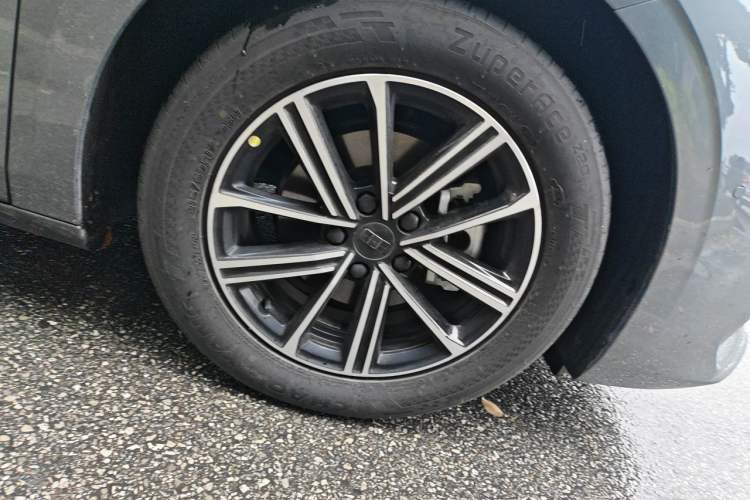 Used Geely Galaxy A7 2025 Model EM-i 70km Launch Edition Right Front Wheel Hub