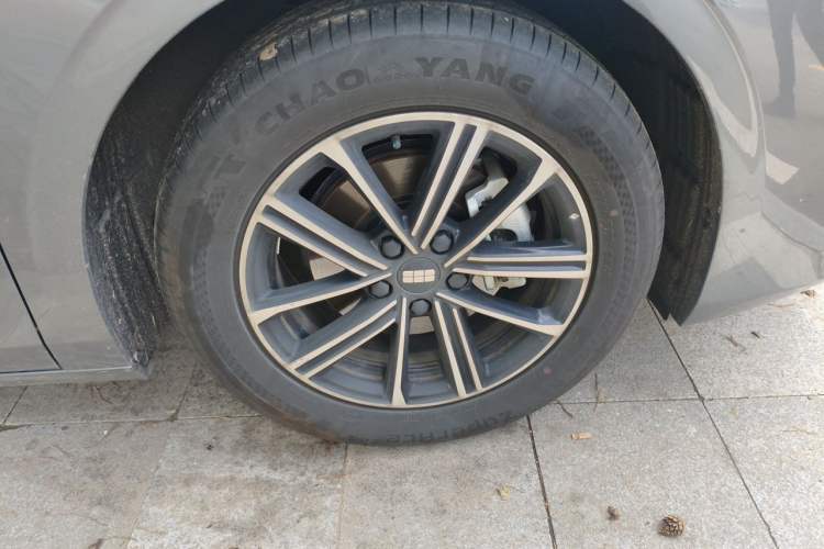 Used Geely Galaxy A7 2025 Model EM-i 70km Luxury Edition Right Front Wheel Hub