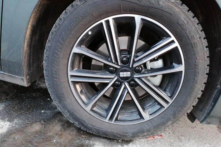 Used Geely Galaxy A7 2025 Model EM-i 70km Luxury Edition Right Front Wheel Hub