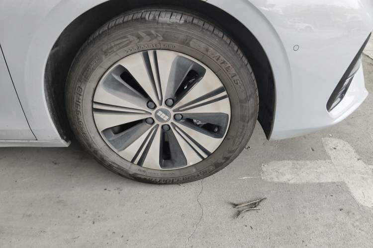 Used Geely Galaxy A7 2025 Model EM-i 150km Exploration+ Edition Right Front Wheel Hub