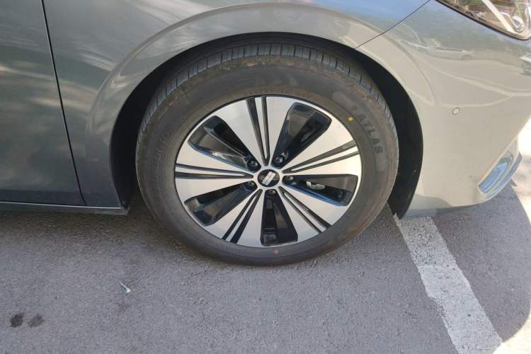 Used Geely Galaxy A7 2025 Model EM-i 150km Exploration+ Edition Right Front Wheel Hub
