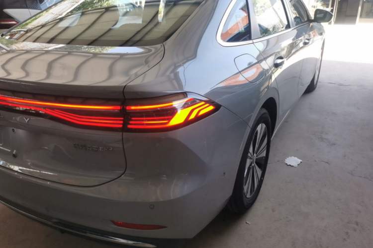 Used Geely Galaxy A7 2025 Model EM-i 150km Long-Distance Edition Right Rear Taillight
