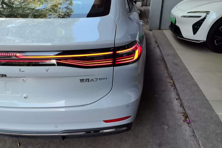 Used Geely Galaxy A7 2025 Model EM-i 150km Starship Edition Right Rear Taillight