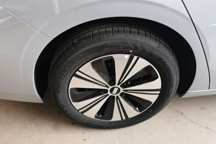 Used Geely Galaxy A7 2025 Model EM-i 150km Prestige Edition Right Rear Wheel Hub